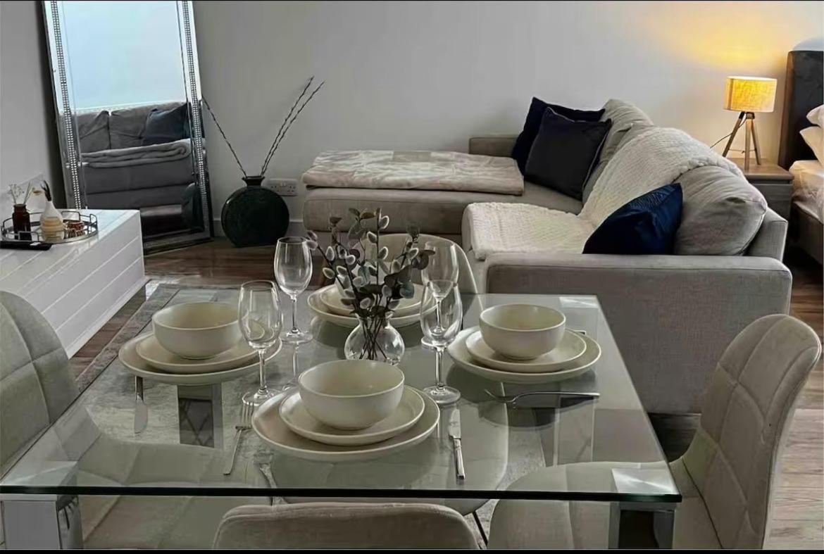 Apartment Modern In Popular South Kensington Location
