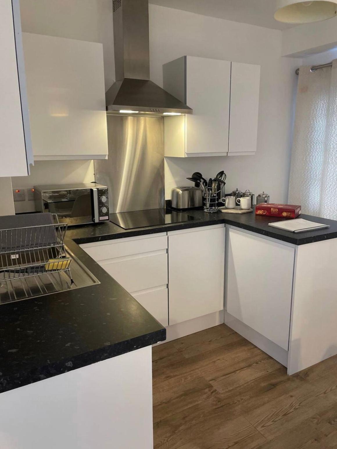 Apartment Modern In Popular South Kensington Location *